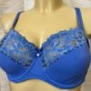 Синий бюстгальтер с кружевной отделкой и перламутровой пуговицей на передней части, стильный и удобный.